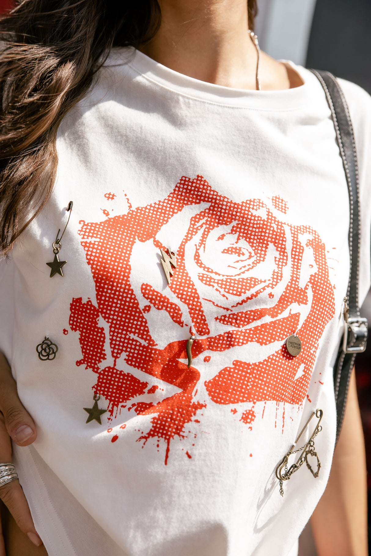 FREEMAN T. PORTER CAMISETA ADORNOS PINES DENERY ROSE CHARM