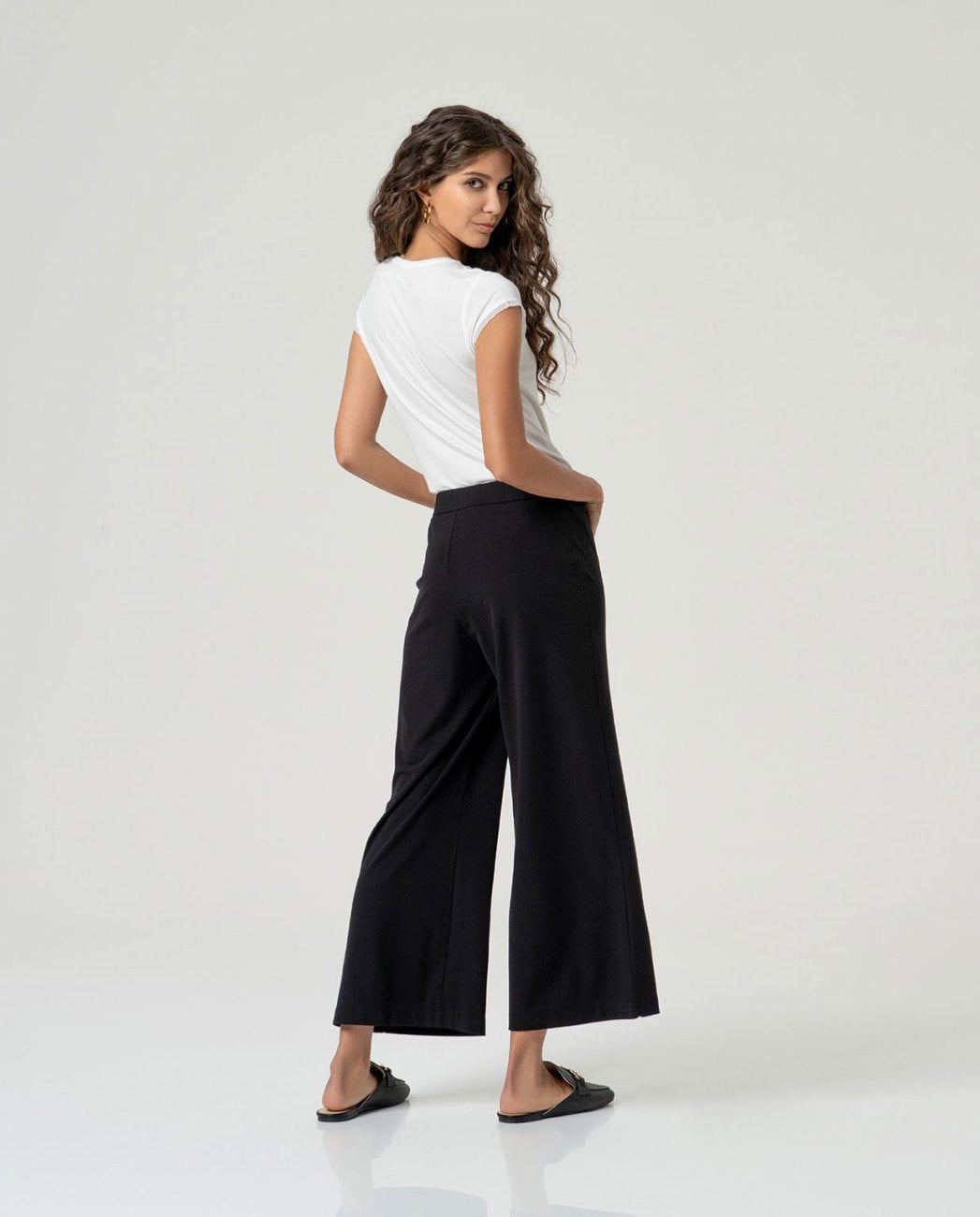 PANTALON CROP NEGRO SURKANA