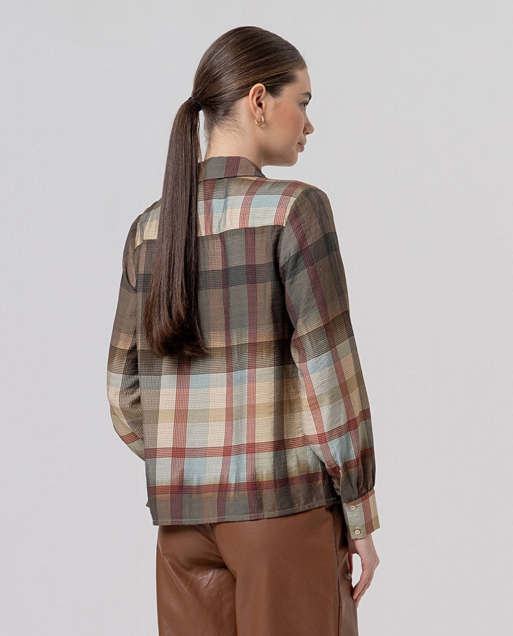 Camisa con frunces en hombros Camel claro Surkana