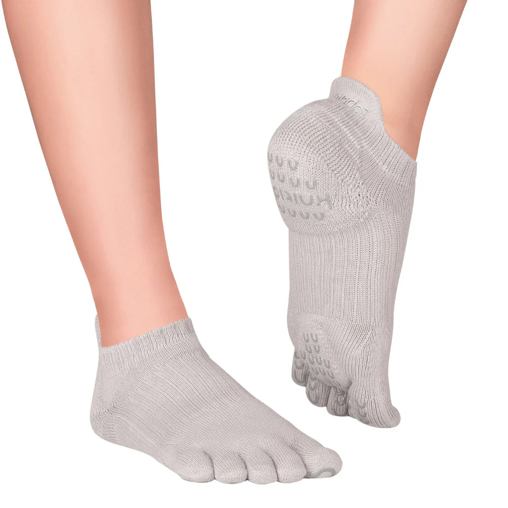Calcetines de dedos modelo Yama para yoga/pilates en color gris 1
