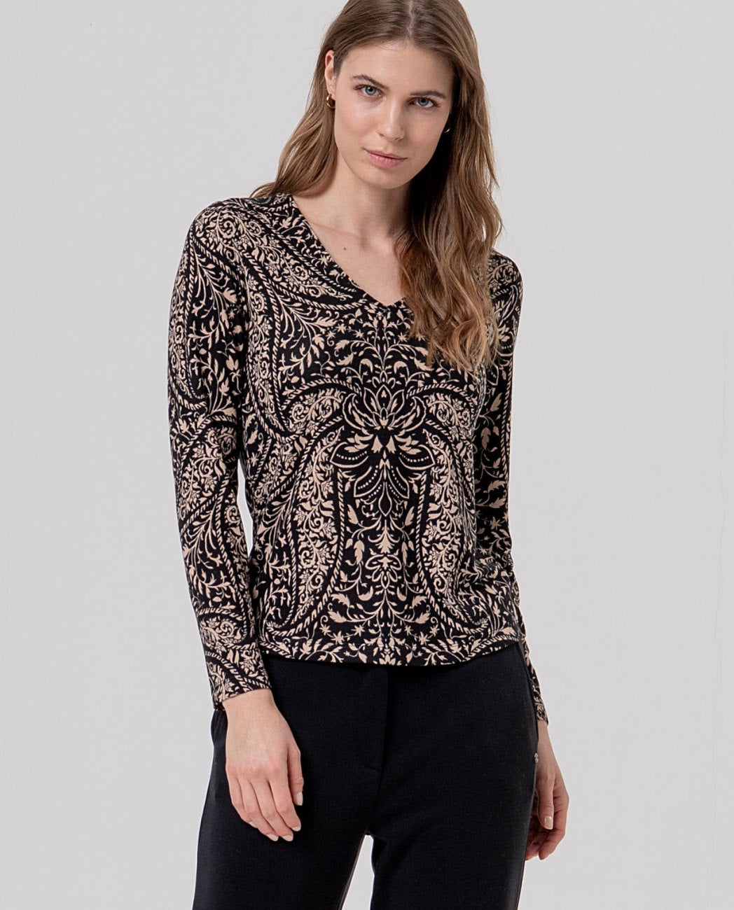 Camiseta cuello pico Negro Surkana