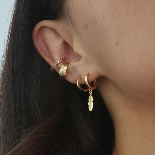 Pendiente ear cuff feather wrap pale gold orelia 2