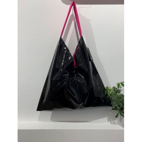 Bolso triangle bag black lac & fucshia in-zu 1