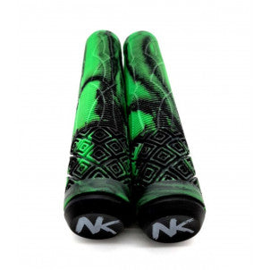 Puños scooter negro verde nokaic 1