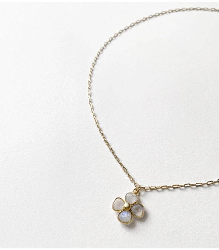 Collar trebol precioso blanco litchi 2