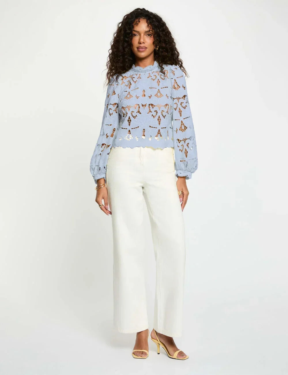 Blusa bordada cuello alto azul cielo Morgan