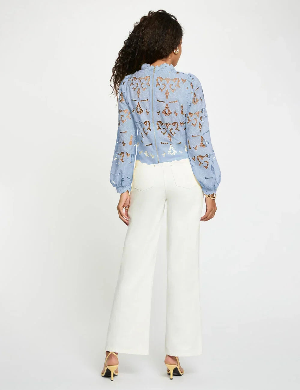 Blusa bordada cuello alto azul cielo Morgan