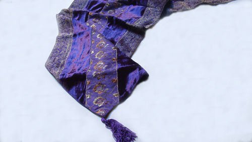 Camino de mesa morado con cenefas. Mod. Damasco 45 x 150 cm - Dendago