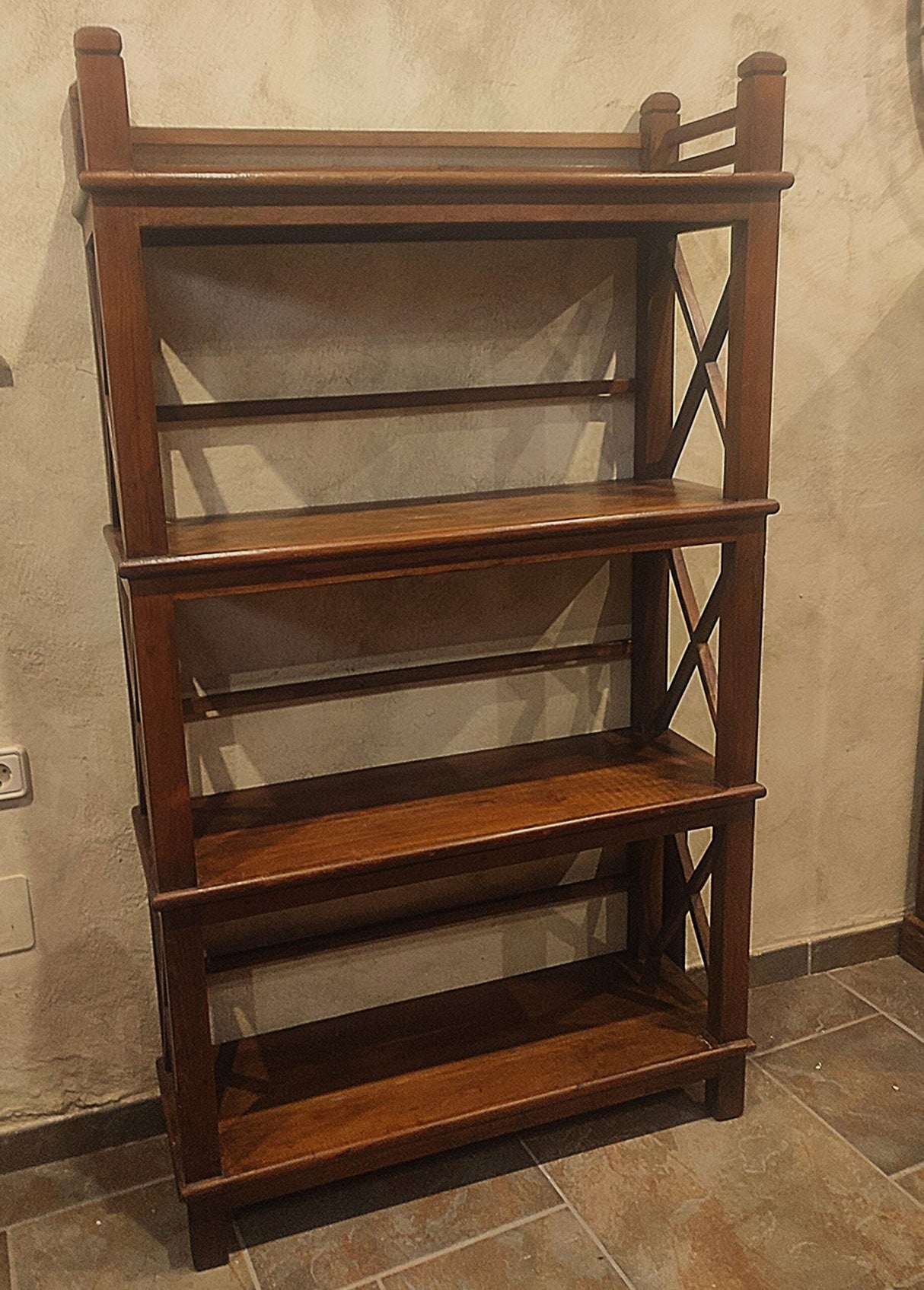 Estantería de madera con aspas - Dendago