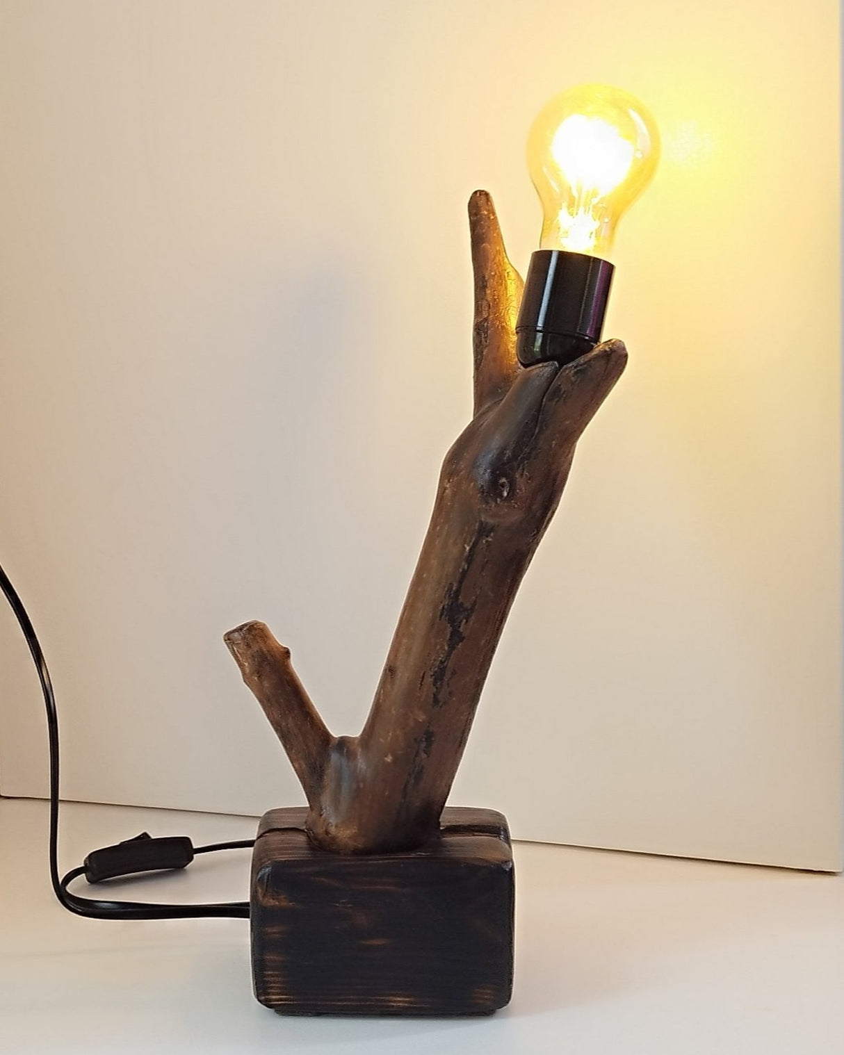 Lámpara de Mesa "Broto" – Serie Elemental (Yakisugi & Upcycling)