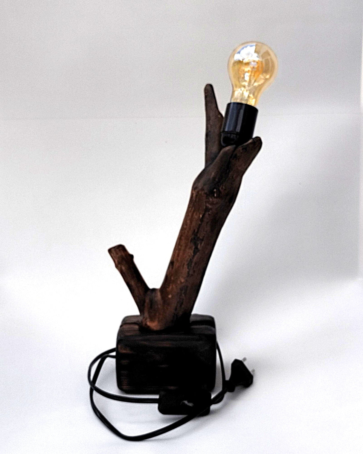 Lámpara de Mesa "Broto" – Serie Elemental (Yakisugi & Upcycling)