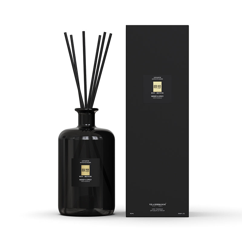 El mikado Woody & Spicy 750 ml perfuma tu hogar con una elegante combinación de notas amaderadas y especiadas. Su diseño sofisticado y su larga duración lo convierten en el difusor de aroma ideal para crear ambientes cálidos, acogedores y llenos de personalidad.