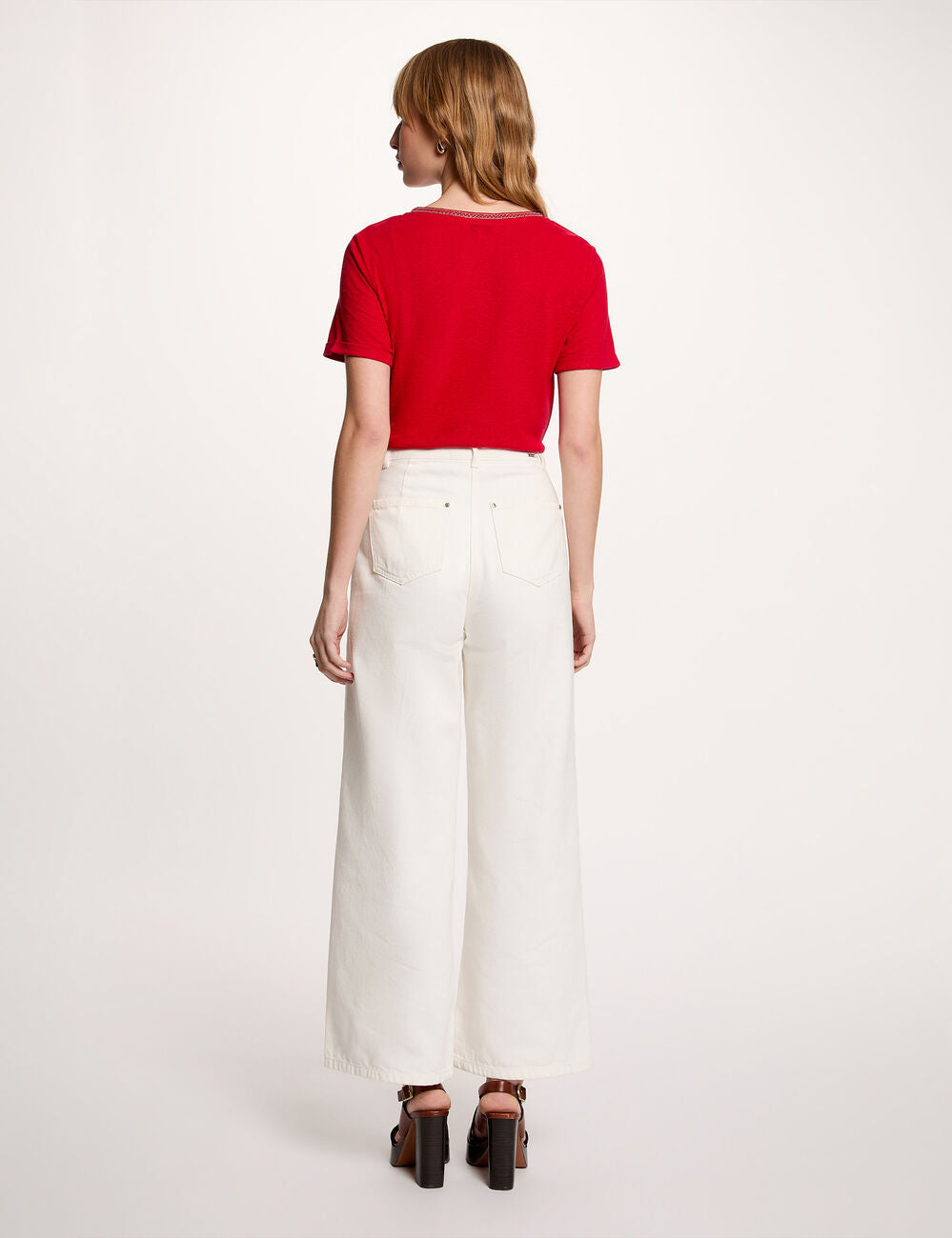 Camiseta con cuello en v con perlas rojo Morgan