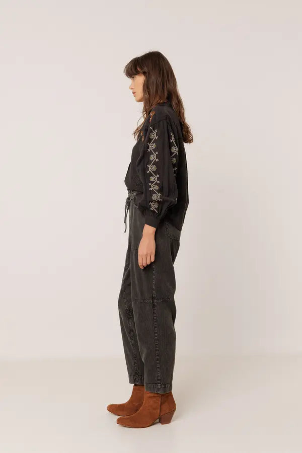CAMISA NEGRO BORDADA CON VOLUMEN INDI&COLD