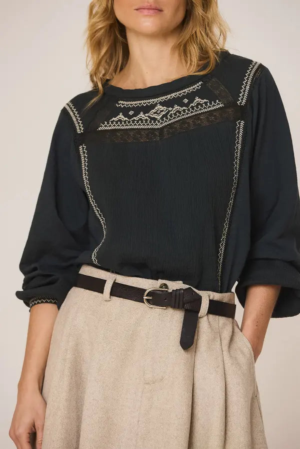 BLUSA NEGRO COMBINADA BORDADO A CONTRASTE