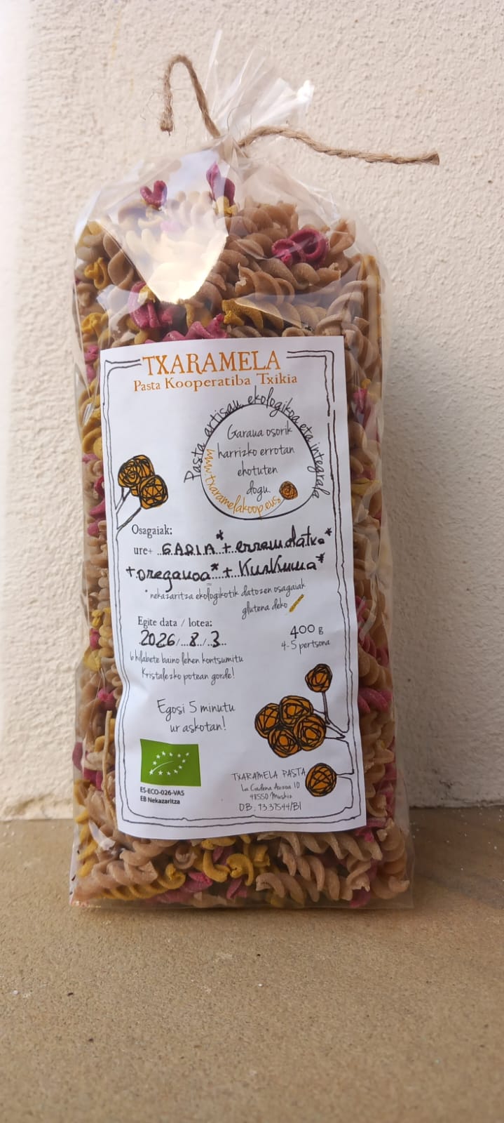 Espiralak gari semola integrala, erremolatxa, oreganoa eta kurkumarekin