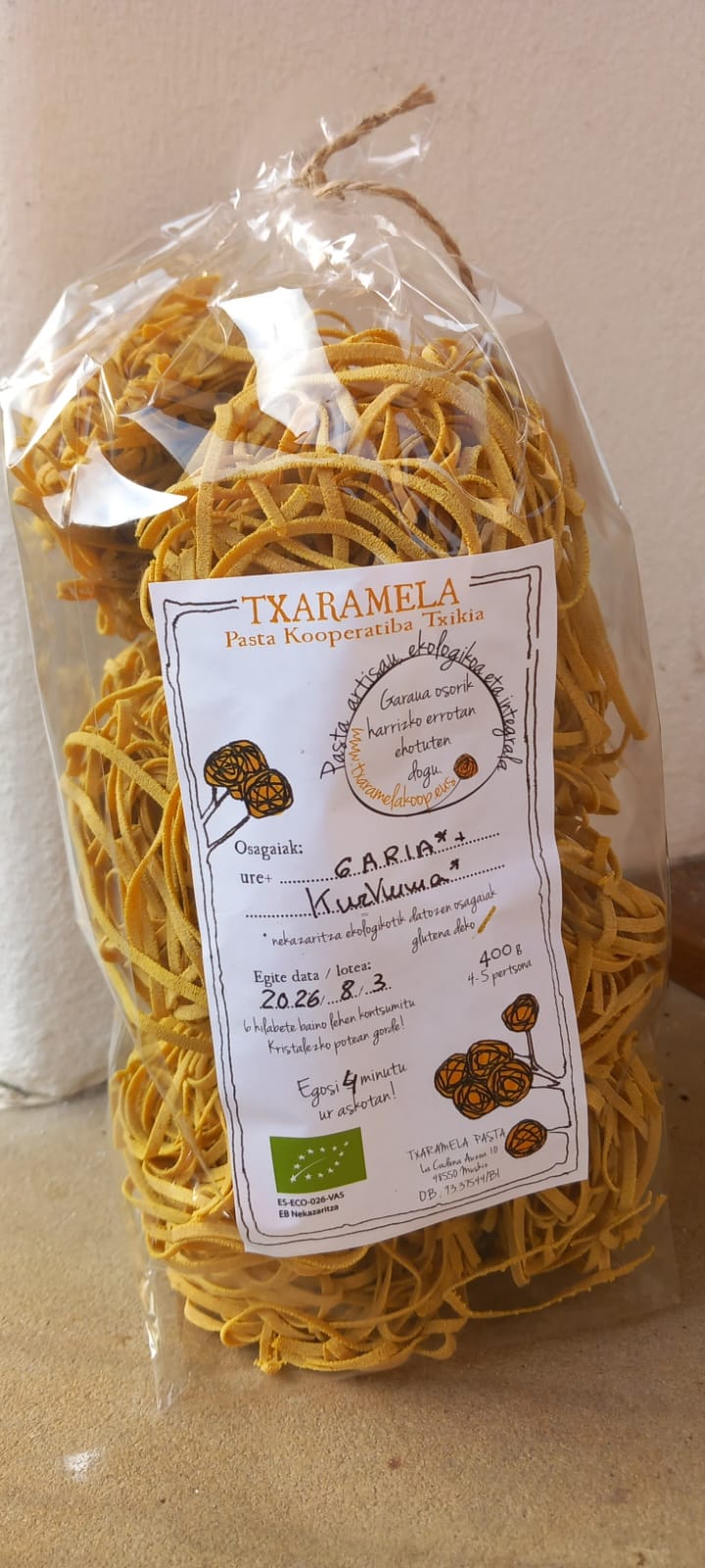 Tallarineak gari semola integrala eta kurkuma