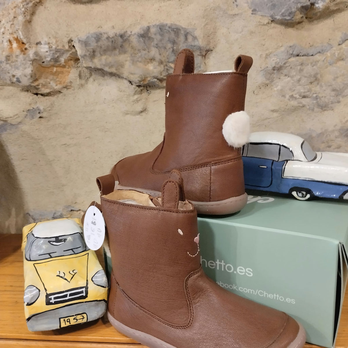 Bota niña barefood, cuero, suela de goma flexible. Color marrón chocolate.