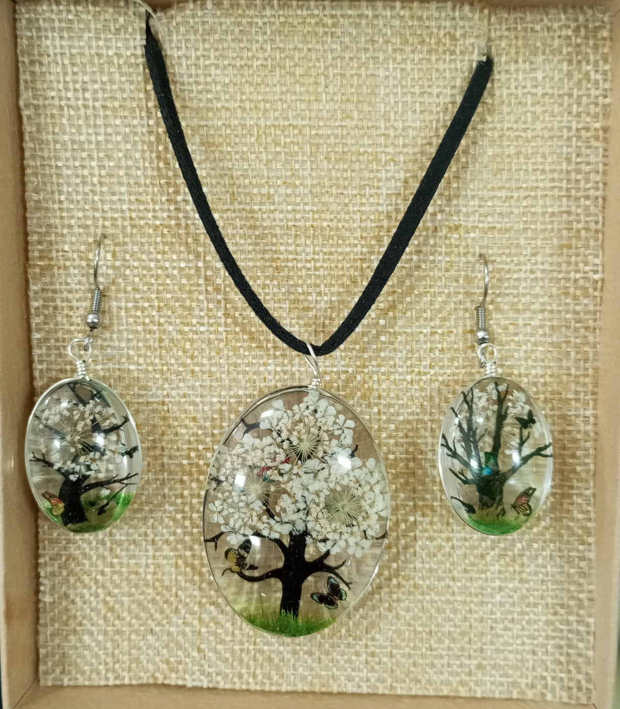 Conjunto de colgante y pendientes