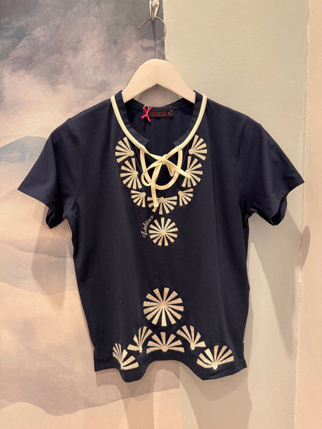 Camiseta azul marino con mandala blanco Lolitas 1