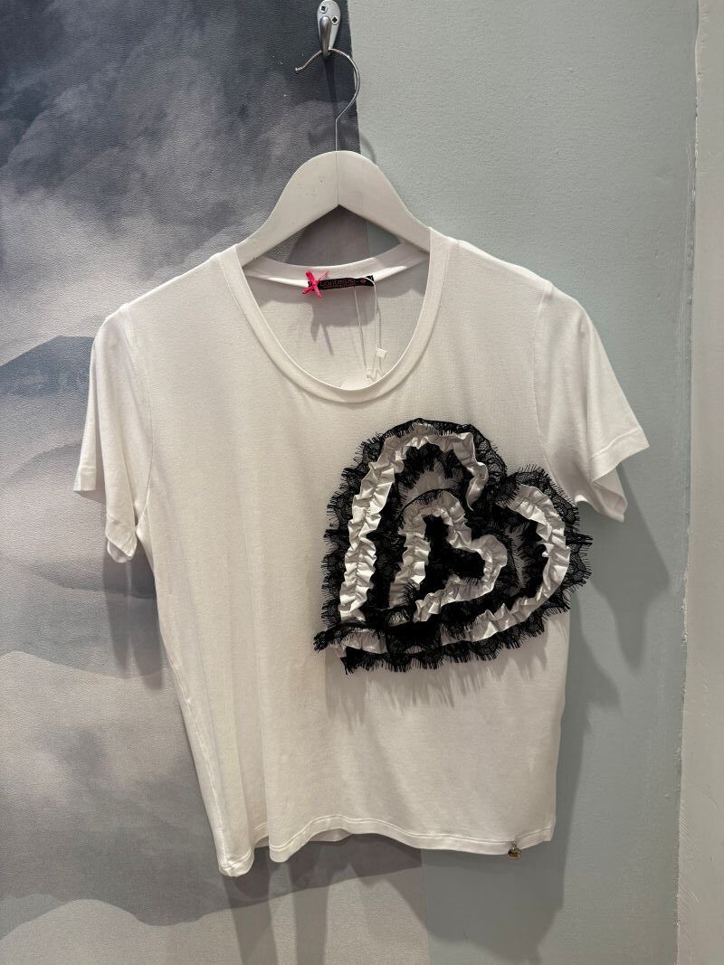 Camiseta blanca con corazón bordado Lolitas 1