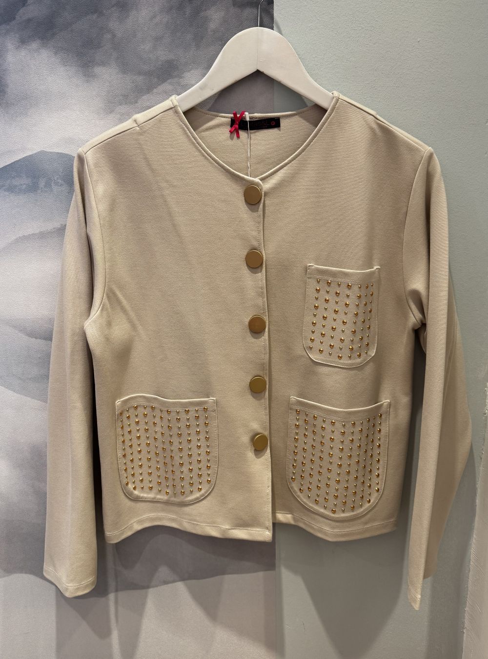 Chaqueta beige con brillis en bolsillos de Lolitas 1