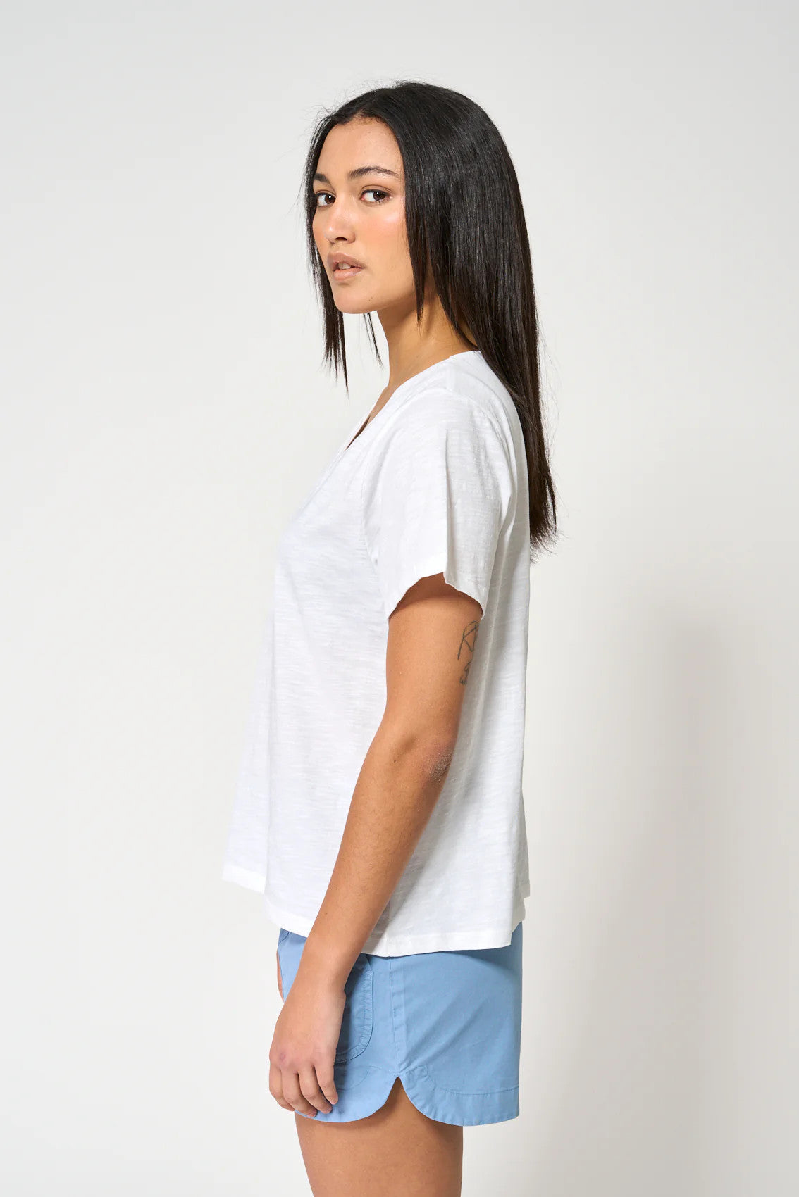 CAMISETA CORTA PICO BATELA COLOR BLANCO 2