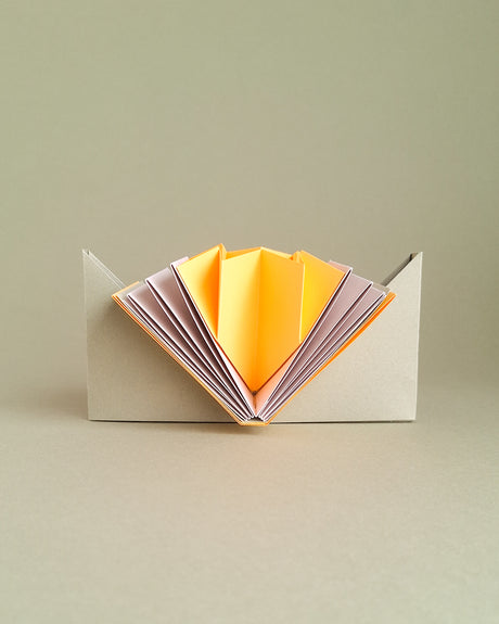 Libro artista Rosa amarillo artesanal reciclado