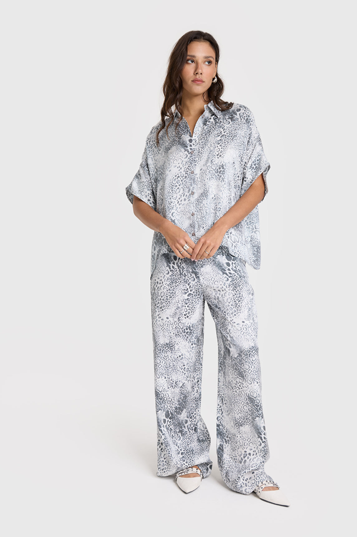 MAISON HOTEL PANTALON ANCHO PRINMT ANIMAL GRIS