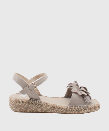 Juncal Aguirre – Sandalia esparto flor beige 1