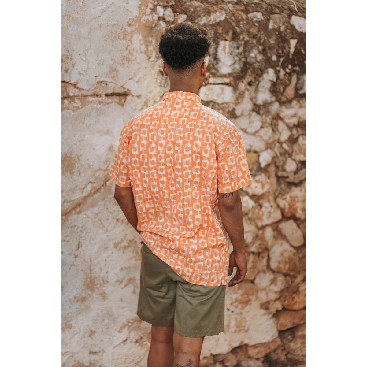CAMISA NARANJA TRASERA