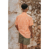 CAMISA NARANJA TRASERA
