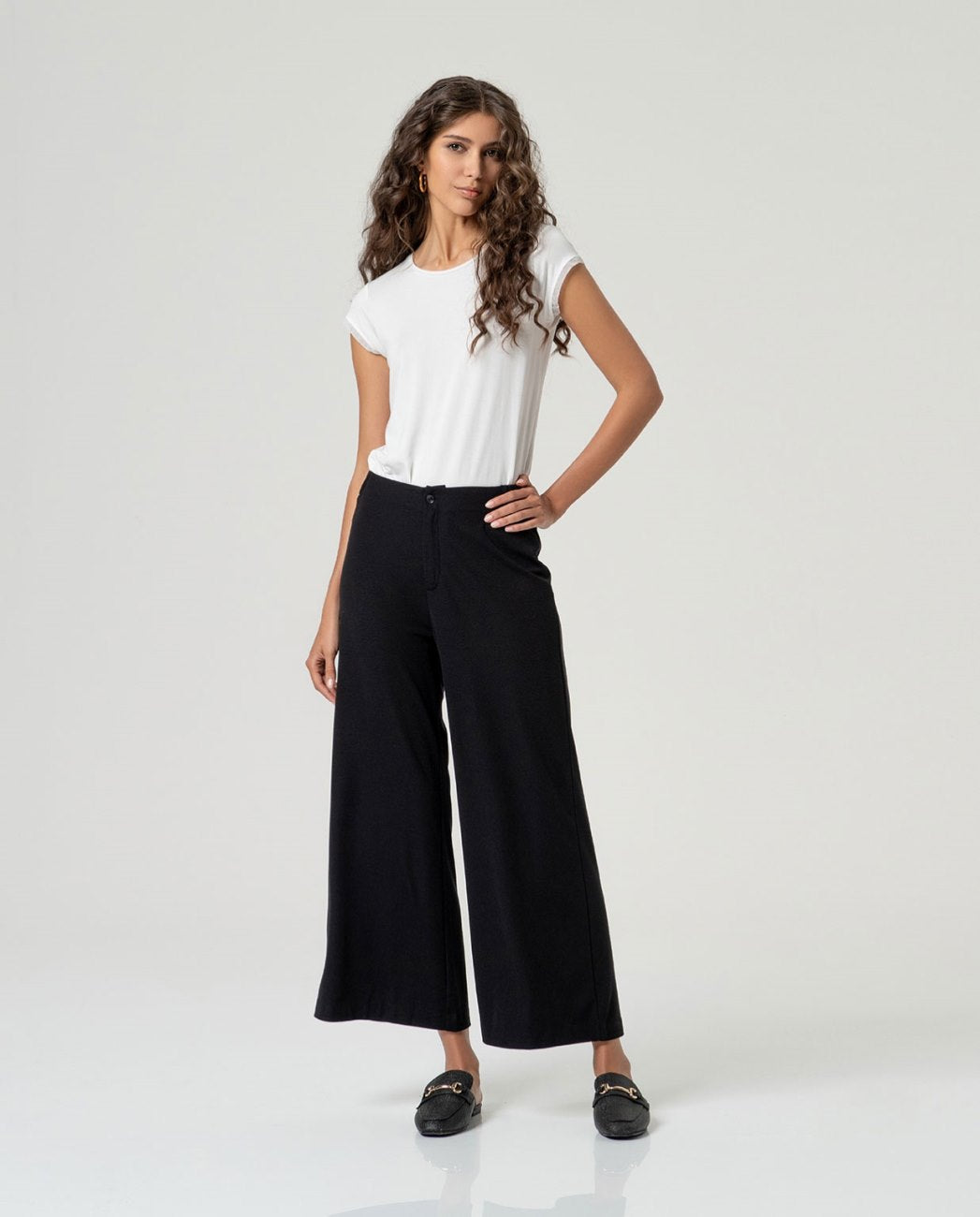PANTALON CROP NEGRO SURKANA