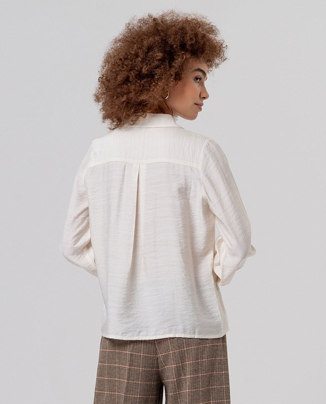 Camisa con frunces en hombros Crudo Surkana