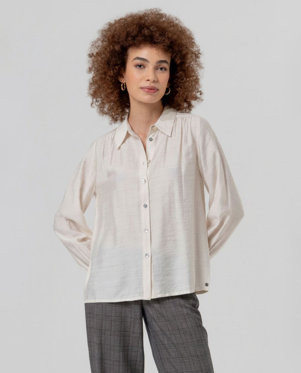 Camisa con frunces en hombros Crudo Surkana