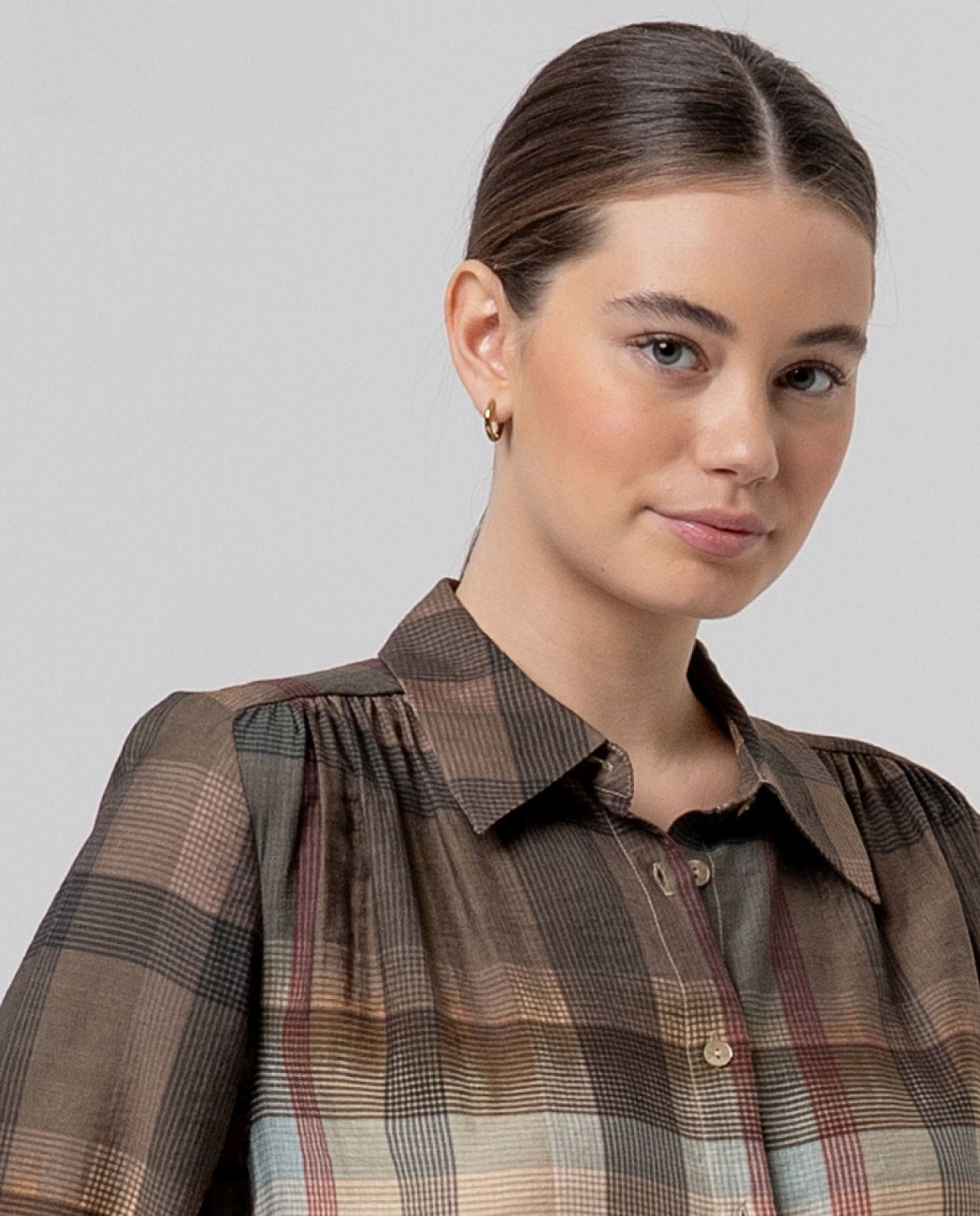 Camisa con frunces en hombros Camel claro Surkana