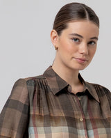 Camisa con frunces en hombros Camel claro Surkana