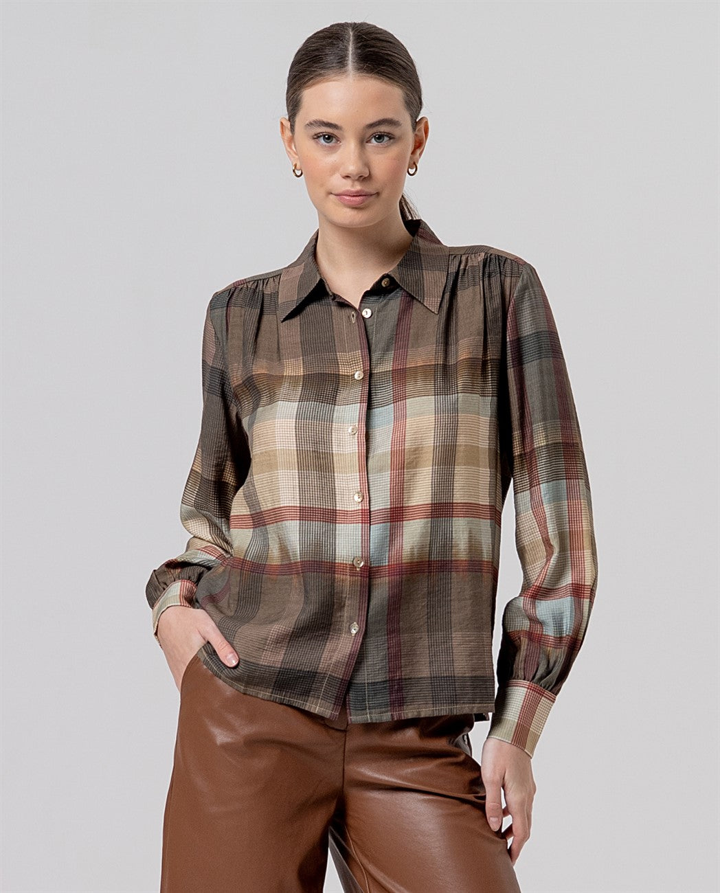 Camisa con frunces en hombros Camel claro Surkana