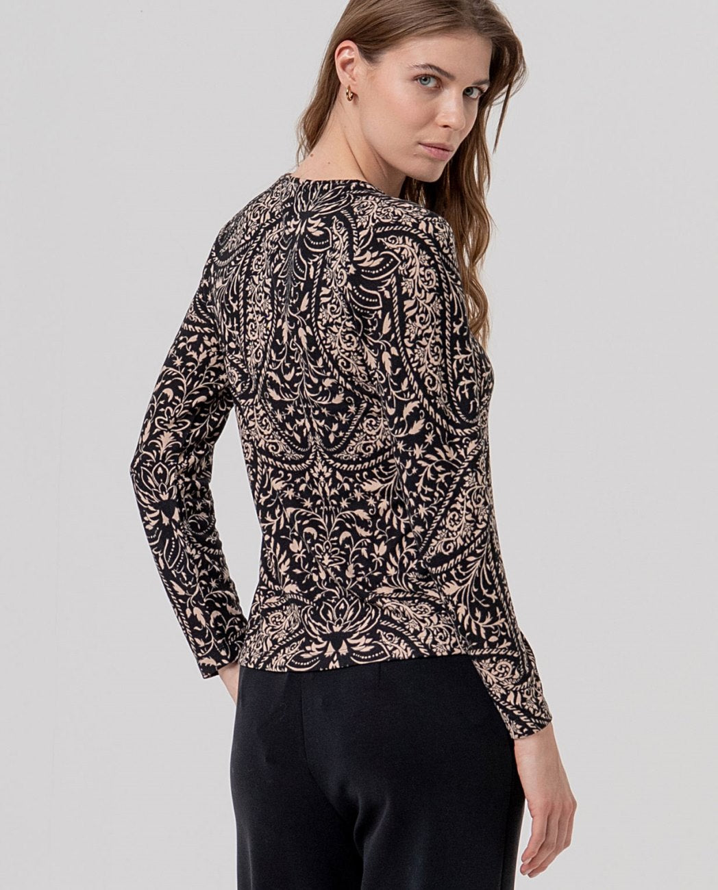 Camiseta cuello pico Negro Surkana