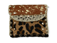 Monedero de piel con pelo de potro animal print marrón 1