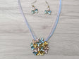 Collar con pendientes floral azul y dorado 1