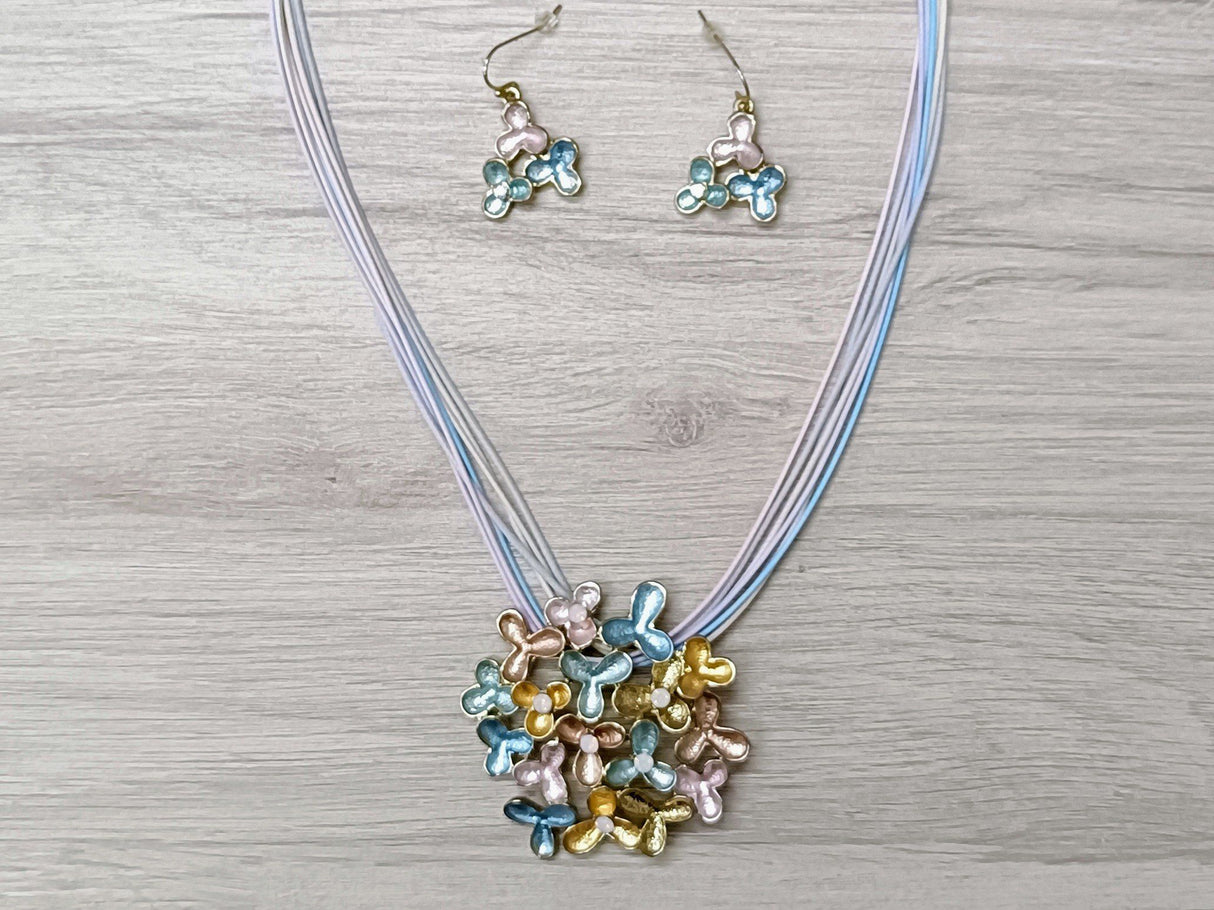Collar con pendientes floral azul y dorado 1