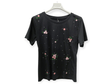 Camiseta negra con flores bordadas rosas 1