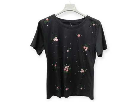 Camiseta negra con flores bordadas rosas 1