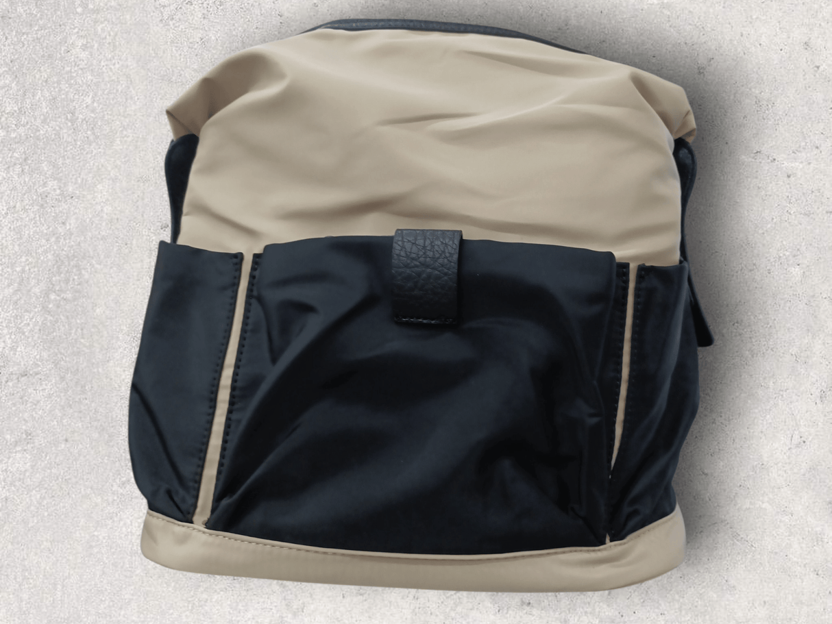 Mochila bicolor negro y beige impermeable 1