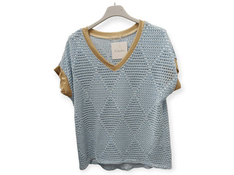 Camiseta rejilla cuello pico dorado 2