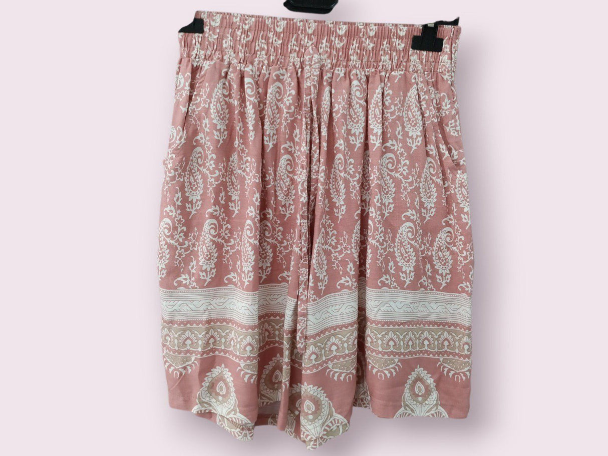 Pantalón corto con bolsillos rosa y blanco 1