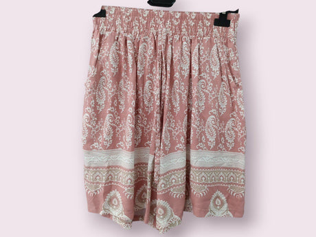 Pantalón corto con bolsillos rosa y blanco 1