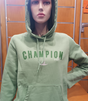 SUDADERA CHAMPION CON CAPUCHA VERDE 1