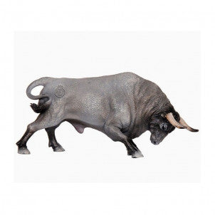 Toro bravo cardeno embistiendo deqube 1